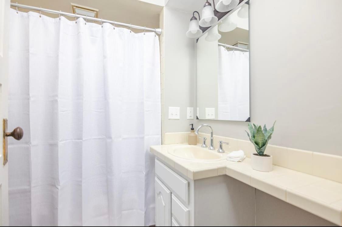 Spacious 2 Bedroom Home Near Ingersoll & Downtown Дес Мойнс Екстериор снимка